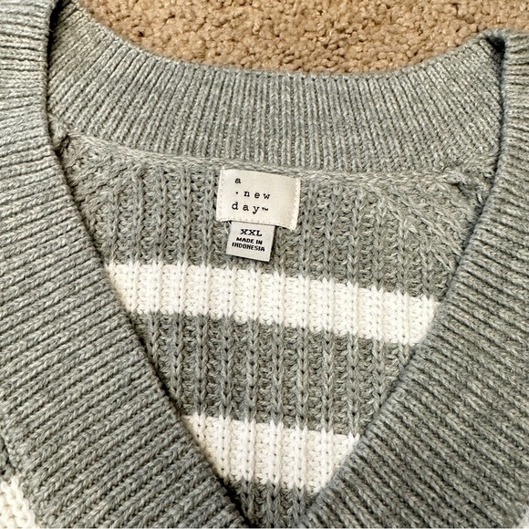 Ribbed V-neck Gray and White Striped Chunky Knit Sweater XXL NWOT - Picture 4 of 9